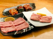 柔らかく、噛むほどに旨みが広がる『手切り塩タン』