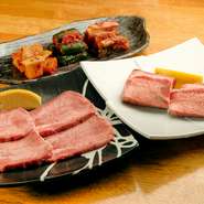 希少価値の高い「米沢牛」を贅沢に手切りでカット。適度な弾力があり、噛めば噛むほど旨みがあふれ出てきます。