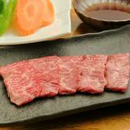 口の中でとろけるような食感を楽しめるハラミ。赤身ならではの肉の旨みと米沢牛特有の脂の旨みがつまった一品です。