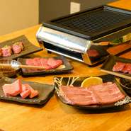 きめ細かな霜降りと赤身のバランスが絶妙で、肉の甘みと旨みがしっかりと感じられる「米沢牛」。ホルモンは一頭買いで仕入れています。時には、市場にほとんど流通していないような珍しいものにも出合えることも。