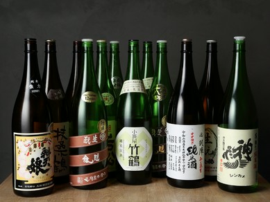 店主が手掛ける四季折々の料理に合わせて選りすぐる燗酒