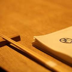 独創的な料理と選りすぐりの燗酒をゆったりと味わえる店