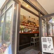 センター南駅から歩いて2分ほどのビル1階、ガラスの扉を開けるとほっと心が落ち着くくつろぎの空間が広がります。店内はカウンター席のみで、おひとり様も安心。心と体が喜ぶ、おいしい料理とワインが待っています。