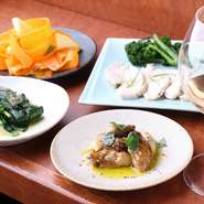 七十二候に合わせて食材を選び、素材の持ち味を存分に引き出すのがこの店のスタイル。丁寧に手づくりする料理の中には『おひたし』などの和食メニューも。あえてジャンルにこだわらず、本物のおいしさを追及します。