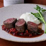 絶妙な火加減で焼き上げるフレンチの王道・ロティ。秋から冬はジビエ、オフシーズンには鴨や仔牛が登場します。肉の旨みを引き立てるのは、深みとコクのある赤ワインソース。人参とリンゴがたっぷり入っています。