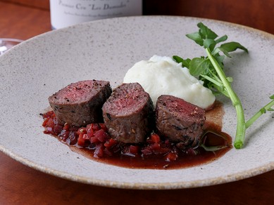 赤ワインと楽しみたい一皿『鹿肉のロティ りんごと人参の赤ワインソース』