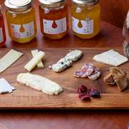 料理に使う食材と同じように、チーズやワインも管理が行き届いた状態のよいものをそろえています。苦手のチーズも「ここでなら食べられる」というゲストが多いとか。風味豊かなハチミツも人気を集めています。