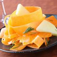 オレンジ色のリボンを思わせる、人参が主役のサラダです。生の人参は縦に薄くスライスすることで甘みを感じやすくなり、一層おいしくいただけるのだとか。四季折々、新鮮な野菜や果物とのハーモニーが楽しめます。