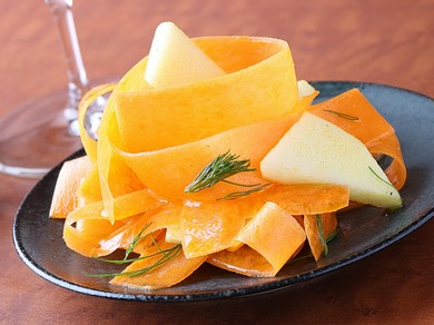 採れたて新鮮！地場野菜を使った『人参と季節の野菜・果物のサラダ』