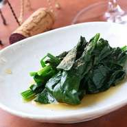 料理に使う食材は、季節の移り変わりを表す“七十二候”を意識して選ぶという依田さん。寒い時期に甘みを増すほうれん草、春の訪れを告げる菜の花など、旬の素材ならではの甘みや旨みを存分に楽しめます。