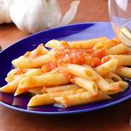 『ペンネアラビアータ』のベースとなるトマトソースは、湯むきしたトマトに塩だけを加えて丁寧に仕上げます。自ら選んだ食材を最後まで使い切ることも依田さんのこだわり。ベジブロスを使ったスープも絶品です。