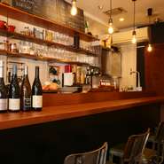 カウンター席のみの店内には、木のぬくもりを感じる落ち着いた雰囲気が漂います。料理に合わせるワインを相談したり、レシピや調理法を教えてもらったり……。カウンター越しに楽しい会話が弾みそうです。