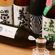 「すっきり」「華やか」「しっかり」と、味わいを考慮してバランスよく取り揃えた日本酒のラインナップも自慢のひとつ。常時10種が用意されているから、飲み比べで好みの1杯との出会いを楽しんで。