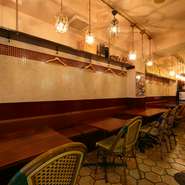 豊富に揃うイタリアワインを片手に、ピッツァや煮込み料理など、バラエティー豊かなペアリングを満喫。明るい雰囲気のランチ、シックなムードに包まれるディナーと、どちらも二人の充実した時間を過ごせます。