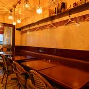 グループで過ごしやすいソファータイプのテーブル席。コースは無くても、各々が好きな料理をシェアできるざっくばらんなスタイルがおすすめです。同僚や気心知れた友人・家族と、名物料理を囲む時間は至福。