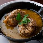 白ワインと玉ねぎだけでじっくりと時間をかけて煮込んでいます。フォークでもほぐれてしまうほどやわらか。染み込んだ旨みや豚肉の甘みが口の中に広がる、ナポリの伝統的な料理です。