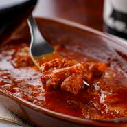 自分のようにモツが苦手な人にも味わってもらいたいと試行錯誤の末に完成しました。香草・香味野菜と一緒に2度下茹でし、さらに牛乳で煮て徹底的に臭みを除去。トリッパの旨みをしっかりと感じられます。