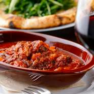 焼き目を付けた牛すじ肉を赤ワインとトマトでじっくり煮込んでます。