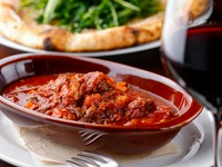 焼き目を付けた牛すじ肉を赤ワインとトマトでじっくり煮込んでます。