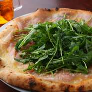 モッツァレラ＋バジル＋生クリーム＋グラナ＋ルッコラ＋生ハム
高温＆窯焼きするナポリピッツァです。1日かけてゆっくり生地を発酵させるため、軽い仕上がりに。食材同士の見事なコンビネーションを満喫できます。