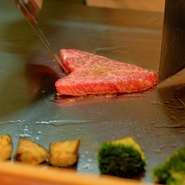 特別な日のデートだけでなく、何気ない普段のデートでも日常使いでも楽しめる鉄板焼きのお店。牛ステーキの鉄板焼きはもちろん、経験豊富な料理人が手掛けるお好み焼き・焼きそばもまた格別です。