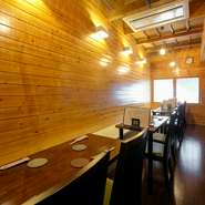 お店2階はグループ利用に特化。最大16～20名まで利用可能なテーブル席は、仕事仲間や気心知れた友人との楽しい席にもぴったりです。明るくアットホームな印象のため、女子会で訪れるのもオススメです。