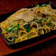 ソースもすべて手づくりにこだわった焼きそば。各種、塩味・ソース味を選べます。