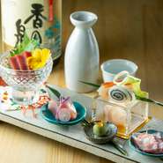 目で舌で味わえる料理は、お酒との相性が考えられているところも魅力。地酒や『アドベリーサワー』など滋賀県ならではのお酒や『ガリサワー』『梅乃宿あらごし梅酒』など、バラエティ豊かなラインアップが揃います。