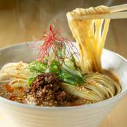 料理の味にとことんこだわる創意工夫こそが、【居酒屋タンベー】の真骨頂。雑味が少なく甘みのある「鮪だし」をベースに、独自の感性が息づく料理を生み出しています。