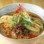 酸味のあるすぐき漬けを胡麻油と唐辛子で炒めてトッピング。スープは鮪だしをベースに、鯖節、イワシ、帆立などさまざまな魚介を合わせて仕上げています。