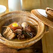 一人用の土鍋で提供される、熱々のおでん。蓋をあけると、一口サイズに食べやすく仕込まれた牛スジなど6種類ほどの具材が、味噌煮込み風に仕上げられています。漂うだしの風味に、心も身体も温まる逸品。

