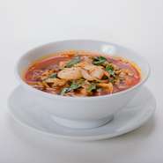 海鮮の旨味がスープに凝縮した地球飯店特製ちゃんぽん。辛味を足した真っ赤なスープが食欲をそそります。