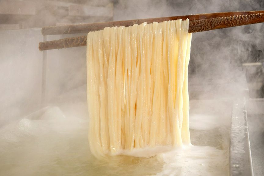 存在感抜群の太麺。風味・食感豊かな多加水麺を使用