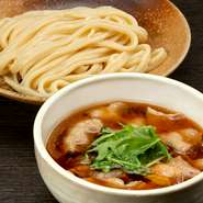 来店者の6～7割がオーダーするという【竹國】の王道。コシのある太麺を濃厚な肉汁でいただく一番人気メニューです。つけ汁は醤油をベースに少し甘めに仕立てられており、かつおの風味と豚肉の脂の旨みが絶妙です。