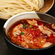 定番の『肉汁うどん』をベースにピリッとしたアクセントを効かせた、甘辛テイストの武蔵野うどん。クセになる辛さがたまらない、まさに“やみつき”になる味わいの逸品です。