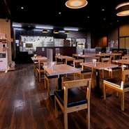 【武蔵野うどん　竹國　富士見下南畑店】では、すべてのメニューをテイクアウト対応可。店内の券売機にてお買い求めいただけます。