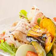 お肉はもちろん、野菜も北海道産を使用。お肉がメインであっても野菜を数種類盛り付けているとか。ほくほくのじゃがいも、人参やレタスなどの新鮮な野菜。旬の野菜がメインを引き立てます。