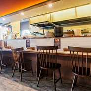 店内には清潔感のあるカウンター席も用意されています。木目を活かした優しい雰囲気のため、お1人さまでも気兼ねなく利用可能。1人ランチや1人ディナーも気軽に楽しめそうです。 
 