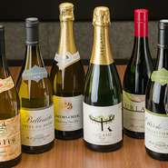 肉料理に合うワインが充実の品揃え。季節に合わせて厳選し、珍しい銘柄も取り揃えています。料理に合わせて、赤、白、スパークリングなど世界各国のワインを飲み比べ、好みの味を探してみるのも楽しいでしょう。