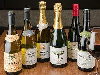 料理や季節に合わせて厳選。充実したワインの品揃え