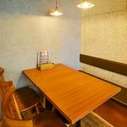 やわらかく明るい照明と、ウッディーなインテリアが生み出す落ち着いた雰囲気の店内。肩肘張らずにゆっくり食事を楽しめるので、カップルや夫婦のデートに最適な一軒です。