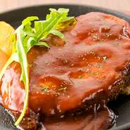 シェフの巧みな技でロゼ色に仕上げた豚肉は極上の柔らかさ。フレンチの低温 調理法“コンフィ”で3時間以上丁寧に火入れをしているため、安心して楽しめます。