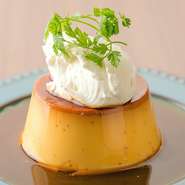 大人も楽しめるデザートメニュー。懐かしさを感じられるように、あえて少し硬めの食感に仕上げたプリンは、食後のひと品に最適。お土産やおやつとしてもテイクアウト可能です。