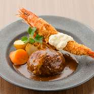 ほんのりスパイスの効いたハンバーグは、肉汁たっぷり。タルタルソースがかかった海老フライは皿からはみ出てしまうほどの大きさ。思わず笑みがこぼれるダイナミックな逸品です。 