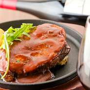 『コノヨシポーク』はフランス料理のコンフィという調理法で、じっくり3時間以上、丁寧に低温で火を入れた肉料理です。シェフの巧みの技でロゼ色に仕上がった、極上のやわらかさを堪能できます。