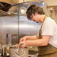 「お客さまに“来てよかった”と心から思っていただけるような、居心地の良い店づくりを心掛けています」と水谷氏。料理も接客も常にゲスト側の目線を意識。笑顔を絶やさず、日々接客をしています。