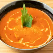 インドのスパイスをブレンドしてつくる『バターチキン』