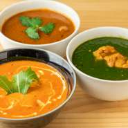 独自の配合で、インドなどのスパイス20種類以上をブレンドしてつくるカレールウが基本。老若男女問わず、幅広い年代の方に好まれるバターチキンをはじめ、いろいろなカレーを味わうことができます。