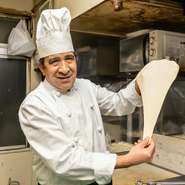 「肩ひじ張らず、気軽に安心して食事をしていただけるように意識しています」と語るラナさん。本場インドで培ったノウハウを活かした本格的なインド料理でもてなしてくれます。