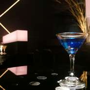 二人でゆっくり過ごせるように、カップルシートが設置されています。シーシャを一人で扱うことが不安なときは、二人で使える「シェアライド」を使うのが良いかも…。二人の距離が自然に近づきます。